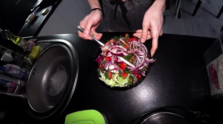 Трахает чужую русскую жену в жопу, пока она готовит мужу ужин