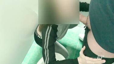 Минет на корточках в туалете на заправке