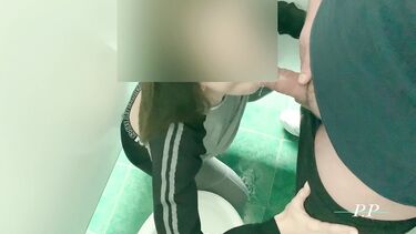 Минет на корточках в туалете на заправке