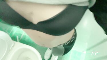 Минет на корточках в туалете на заправке