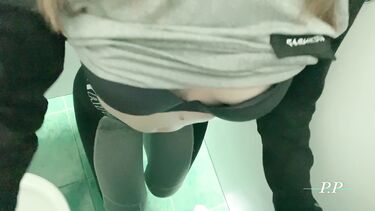 Минет на корточках в туалете на заправке