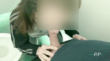 Минет на корточках в туалете на заправке