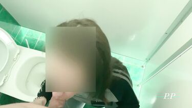 Минет на корточках в туалете на заправке