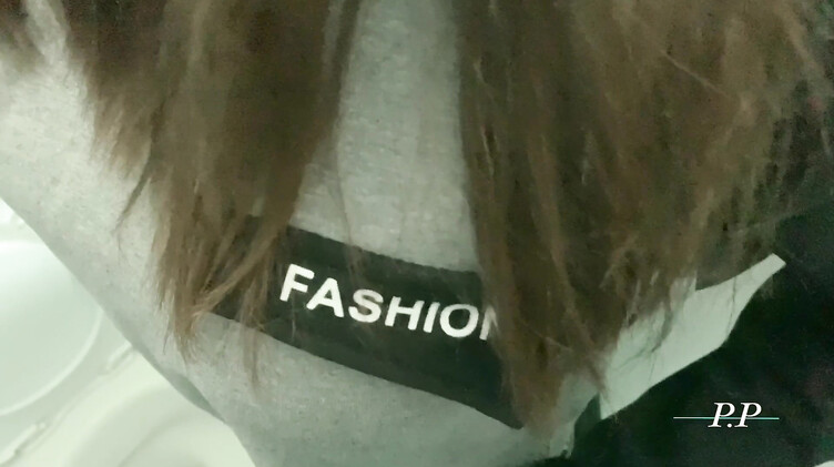 Минет на корточках в туалете на заправке