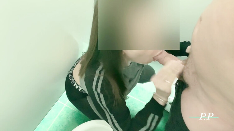 Минет на корточках в туалете на заправке