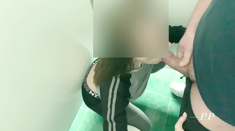 Минет на корточках в туалете на заправке