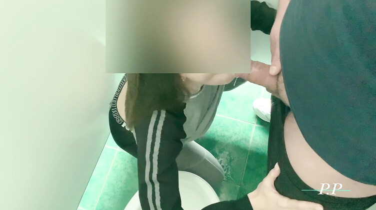 Минет на корточках в туалете на заправке