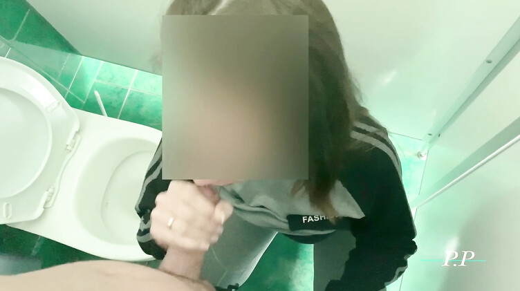 В туалете: Минет на корточках в туалете на заправке