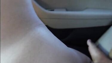 Трахает в жопу в машине блондинку с анальной пробкой