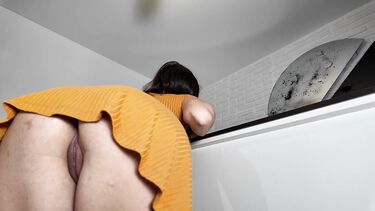 Кончил в пизду мачехе на кухне и продолжил трахать