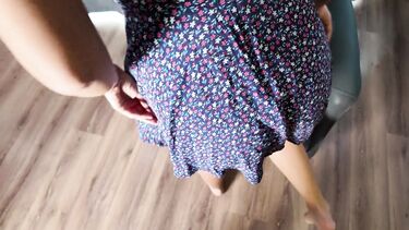 На стуле: Мачеха в платье без трусиков оказалась на стояке пасынка