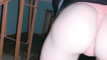 Экстремальный анальный секс в подъезде с девушкой в кожаной куртке