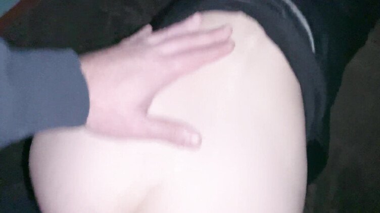 Палец в попу: Экстремальный анальный секс в подъезде с девушкой в кожаной куртке