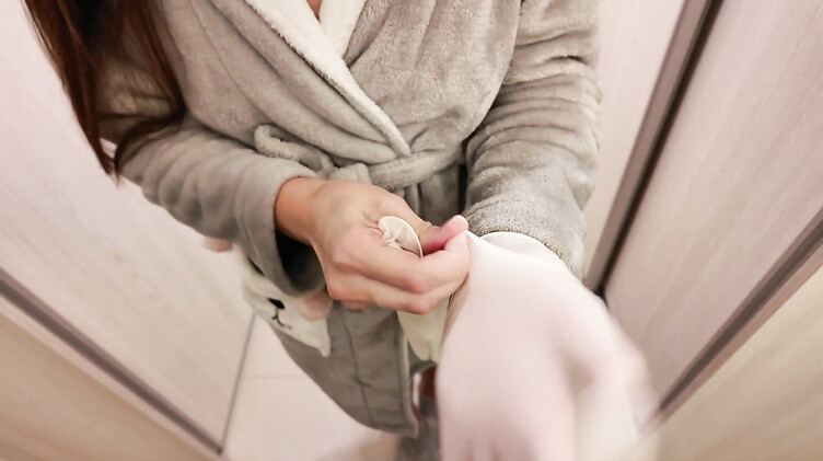 Ебет мачеху раком: Мачеха в резиновых перчатках строчит минет пасынку и трахается в презервативе