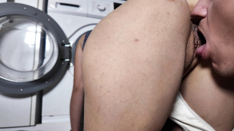 Отлизал и трахнул до кремпая застрявшую в стиралке мачеху