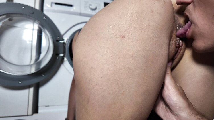 Отлизал и трахнул до кремпая застрявшую в стиралке мачеху