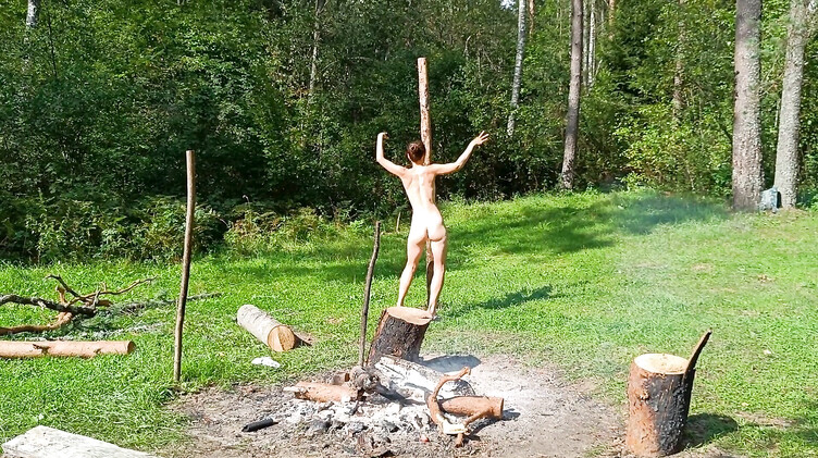 Любовник кончил в попу брюнетки во время анального секса в лесу