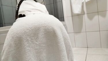 Парень трахнул в ванной комнате брюнетку и кончил ей на сиськи