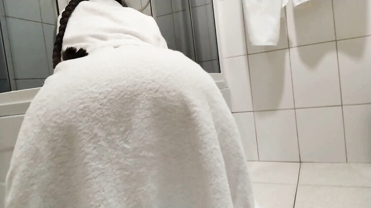 Парень трахнул в ванной комнате брюнетку и кончил ей на сиськи