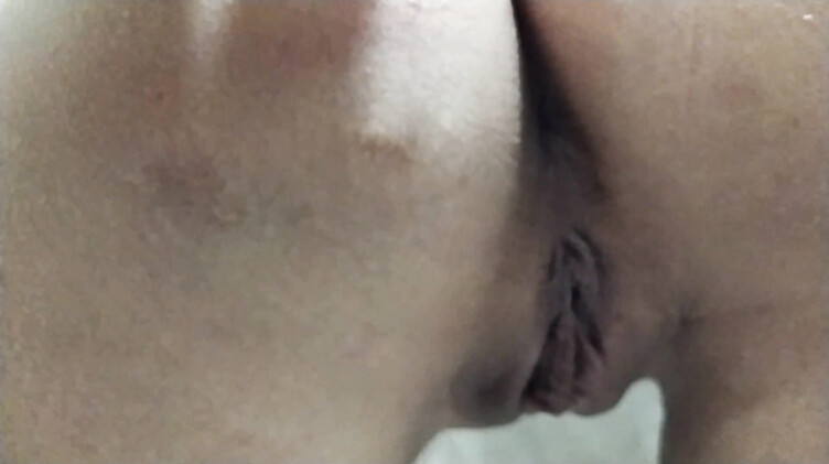 Парень трахнул в ванной комнате брюнетку и кончил ей на сиськи