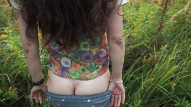 Настоящий аматорский анальный секс голышом на природе