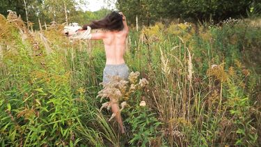 Настоящий аматорский анальный секс голышом на природе