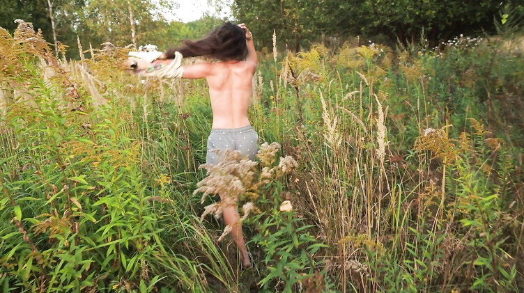 Настоящий аматорский анальный секс голышом на природе