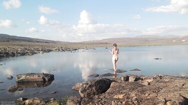 Туристка отсасывает член в горах в палатке и глотает сперму