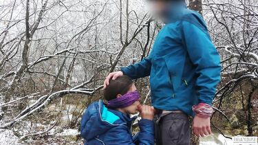 Телка с завязанными глазами сосет хуй зимой у горной реки