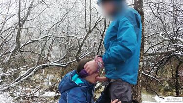 Телка с завязанными глазами сосет хуй зимой у горной реки