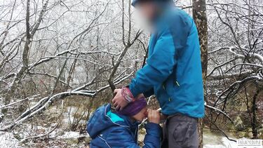 Телка с завязанными глазами сосет хуй зимой у горной реки