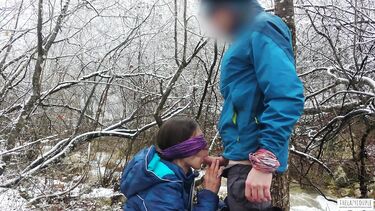thelazycouple: Телка с завязанными глазами сосет хуй зимой у горной реки