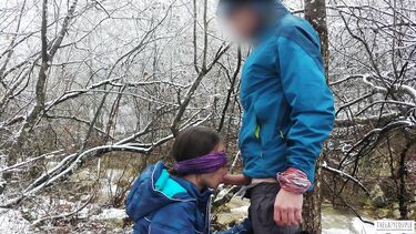 Телка с завязанными глазами сосет хуй зимой у горной реки