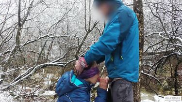 Телка с завязанными глазами сосет хуй зимой у горной реки