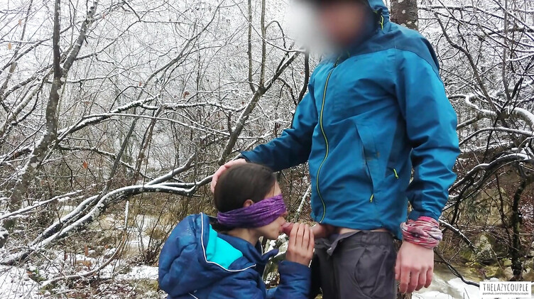 Телка с завязанными глазами сосет хуй зимой у горной реки