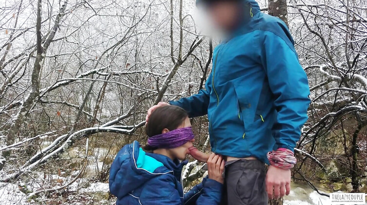 Телка с завязанными глазами сосет хуй зимой у горной реки