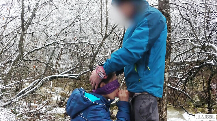 Телка с завязанными глазами сосет хуй зимой у горной реки