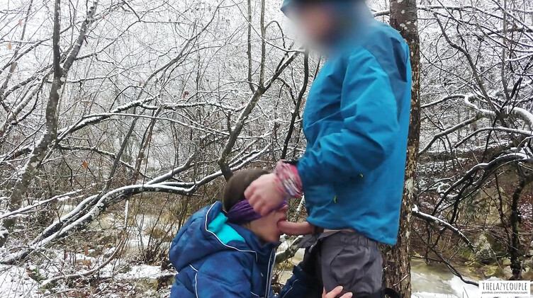 Телка с завязанными глазами сосет хуй зимой у горной реки