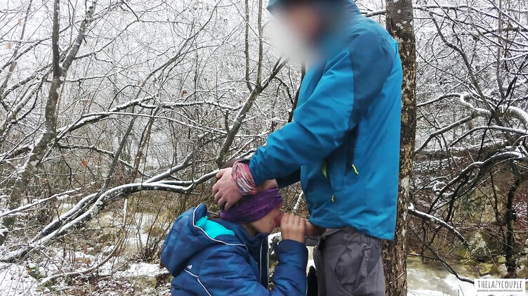 Русское порно на природе: Телка с завязанными глазами сосет хуй зимой у горной реки