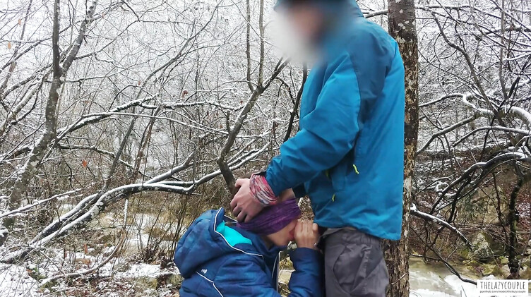 Телка с завязанными глазами сосет хуй зимой у горной реки