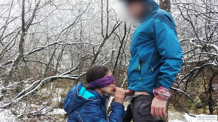 На природе: Телка с завязанными глазами сосет хуй зимой у горной реки