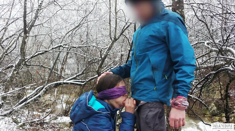 Телка с завязанными глазами сосет хуй зимой у горной реки