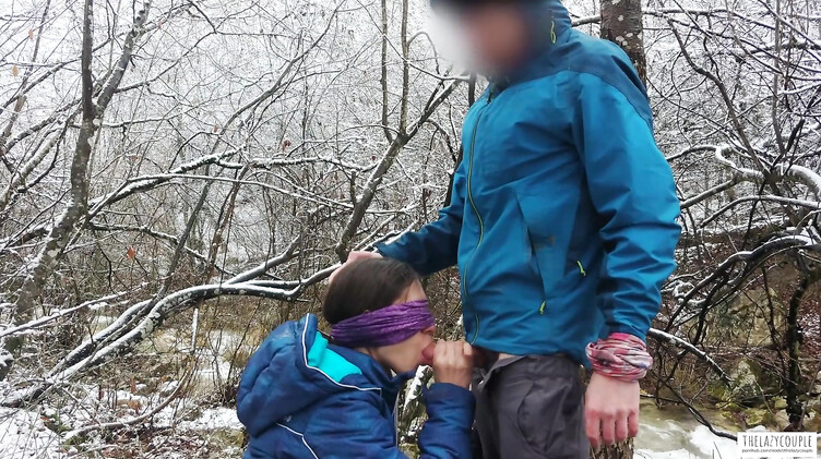 Телка с завязанными глазами сосет хуй зимой у горной реки