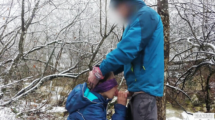 Телка с завязанными глазами сосет хуй зимой у горной реки