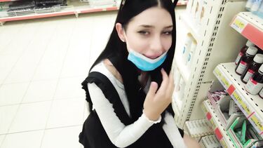 Возбужденная вибротрусиками брюнетка сосет член парню в примерочной