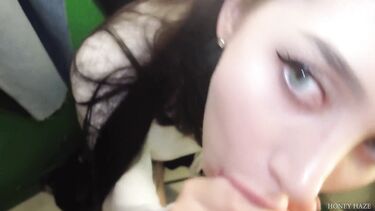 В примерочной: Возбужденная вибротрусиками брюнетка сосет член парню в примерочной