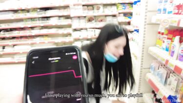 Возбужденная вибротрусиками брюнетка сосет член парню в примерочной