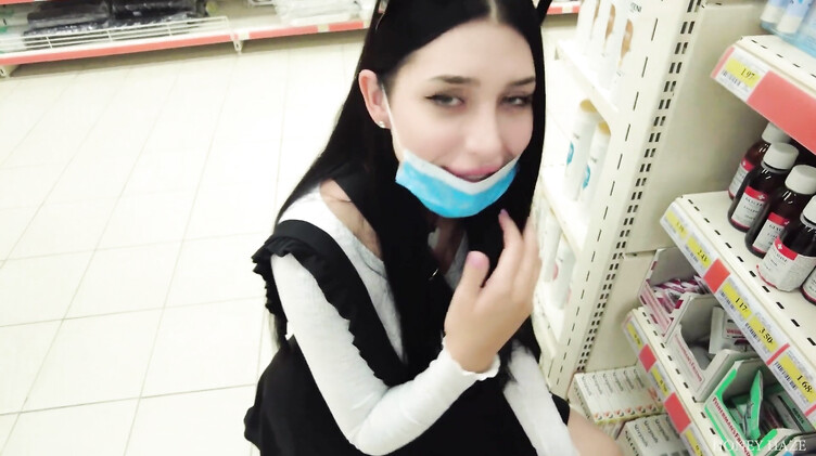 Возбужденная вибротрусиками брюнетка сосет член парню в примерочной