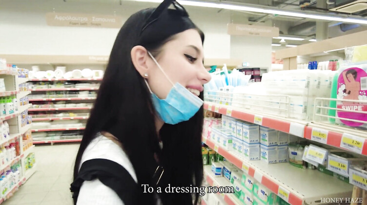 Возбужденная вибротрусиками брюнетка сосет член парню в примерочной