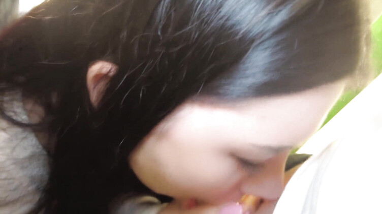 Возбужденная вибротрусиками брюнетка сосет член парню в примерочной